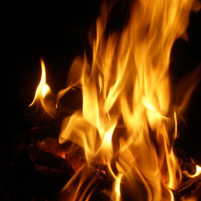 Den Bio-Kamin richtig anzünden | Bioethanol-Kamin-Shop.de Den Bio-Kamin anzünden - So geht's richtig!