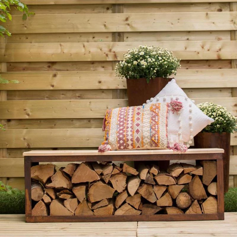 Bank mit Brennholzlagerung aus Cortenstahl - 120 cm.