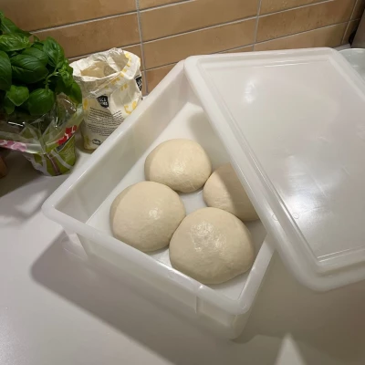 Hochgestell für den Pizzagrill, der Platz für bis zu 6 Pizzaböden bietet.
