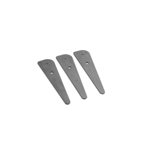 3 Metallfüße für die Höfats TRIPLE 90 Feuerschale, die die Schale anheben und den Untergrund vor Hitze schützen.