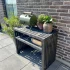 Grilltisch aus schwarzen Brettern