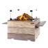 Quadratischer Kamin aus Teakholz