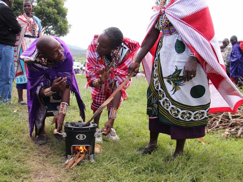 Kochherde für die Maasai-Gemeinschaften